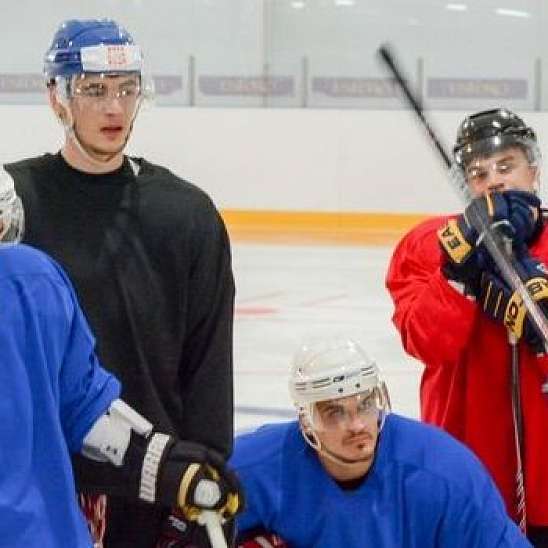 Игроки Донбасса провели первую тренировку на льду